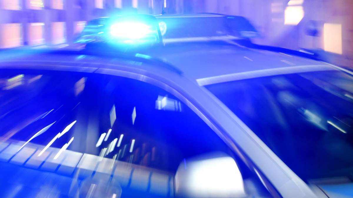Stuttgarter Polizei sucht Zeugen: Unbekannte berauben 22-Jährigen – dann wehrt sich der junge Mann