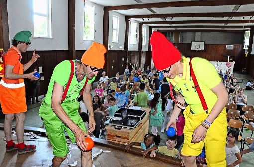 Die Clowns sorgen beim Kinderforum für reichlich Spaß. Foto: Georg Linsenmann