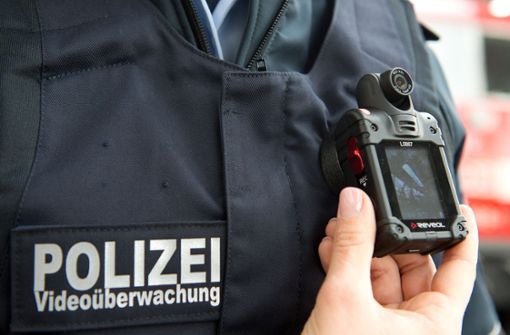Bisher nur außerhalb geschlossener Räume erlaubt: Body-Cam der Polizei Foto: picture alliance / dpa/Bernd Weißbrod