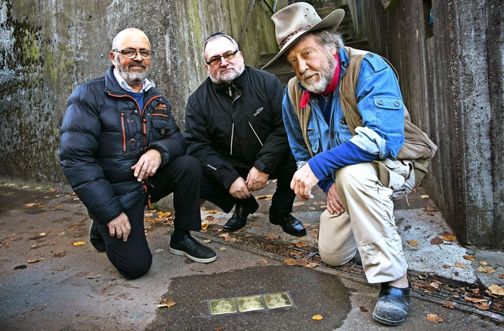 Künstler Gunter Demnig (rechts) und die Brüder Arne (links) und Paol Mueller bei der Verlegung  der   neuen Stolpersteine. Foto: Ines Rudel