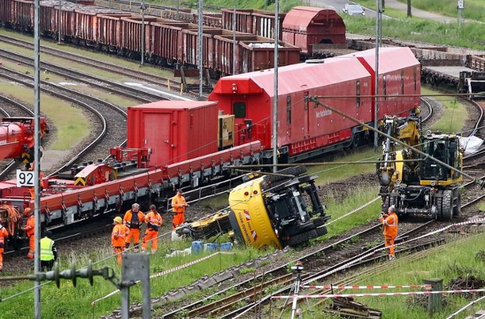 Im Rangierbahnhof Kornwestheim: Schienenbagger entgleist bei Arbeiten