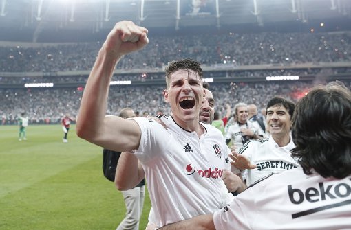 Mario Gomez hat allen Grund sich zu freuen: Sein Club Besiktas Istanbul ist türkischer Fußball-Meister. Foto: dpa