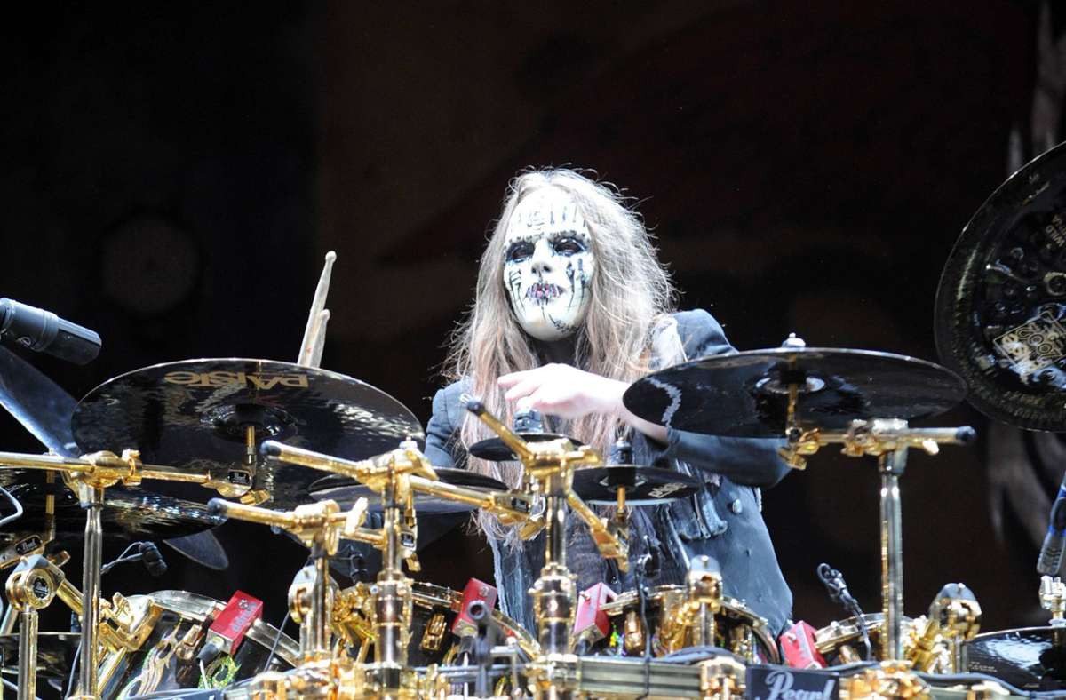 Joey Jordison im Jahr 2009 in Bühnenmaskerade bei einem Slipknot-Konzert in Columbus, Ohio.