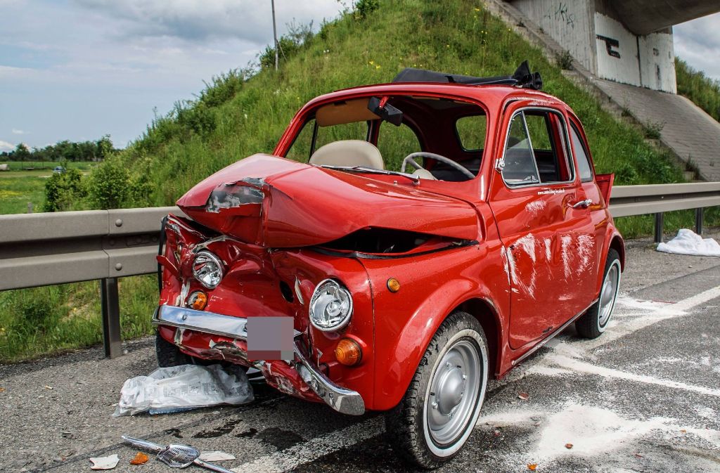 Der Fiat kippte bei dem Unfall auf die Fahrerseite.