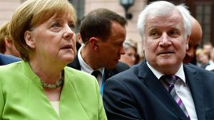 Der Streit zwischen der CDU und CSU (hier Merkel und Seehofer) entzürnt die SPD. Foto: AFP