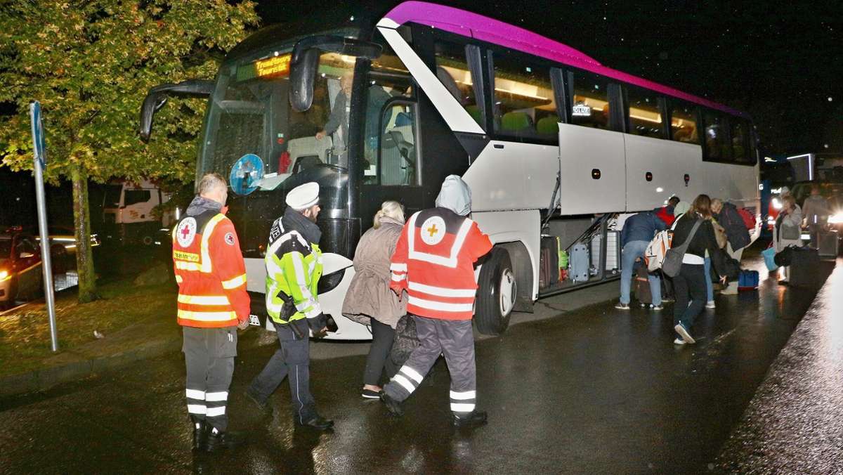 Busfahrer drohte Lenkzeit zu überschreiten: Reisegruppe sitzt nachts stundenlang in Gerlingen fest