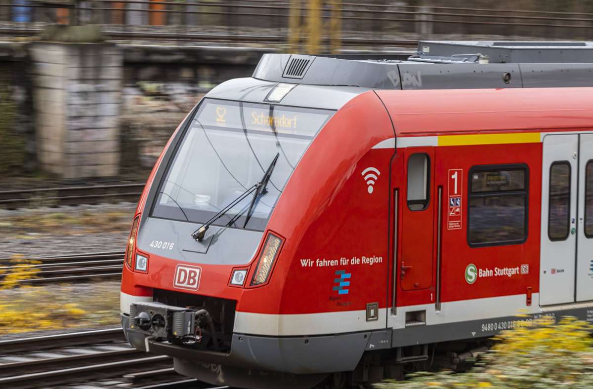 Am Bahnhof in Bad Cannstatt stürzt ein Mann ins S-Bahn-Gleis und wird überfahren. Foto: imago/ch (Symbolbild)