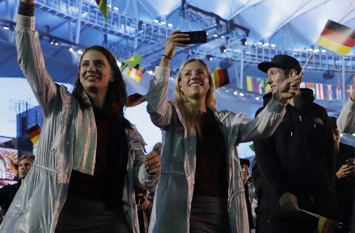 Angelique Kerber (Mitte) feiert mit ihrem Team die Olympia-Eröffnung. Für sie wird jetzt ernst. Foto: AP