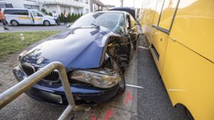 Der BMW musste nach dem Unfall in Leinfelden-Echterdingen abgeschleppt werden. Foto: 7aktuell.de/Simon Adomat