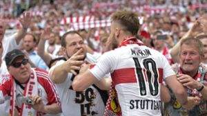 VfB-Profi Alexandru Maxim hat sich nach dem Spiel zu den Fans in den Gästeblock begeben. Foto: dpa