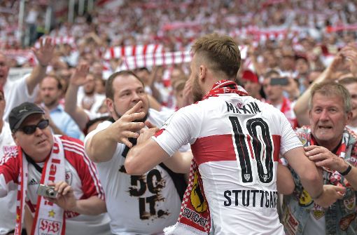 VfB-Profi Alexandru Maxim hat sich nach dem Spiel zu den Fans in den Gästeblock begeben. Foto: dpa