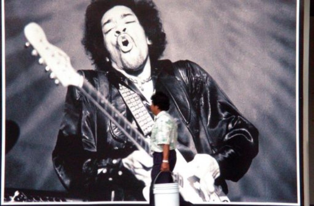 Jimi Hendrix hat am 27. November 1942 in Seattle im US-Bundesstaat Washington das Licht der Welt erblickt. Sein Vater James Allen Hendrix war Afroamerikaner. Seine Mutter Lucille Jeter cherokee-irischer Abstammung.