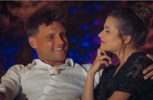 Es knistert zwischen der Bachelorette Maxime und Dominik – beim Einzeldate kommt es zum ersten Kuss zwischen den beiden. Foto: TVNOW/RTL