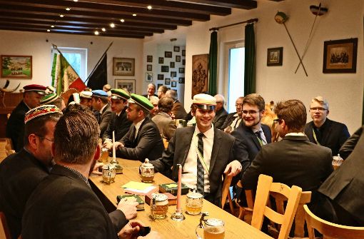 Bei besonderen Anlässen tragen die Mitglieder der Burschenschaft Hohenheimia nicht nur ihr Verbindungsband, sondern auch einen Anzug und eine Kopfbedeckung. Foto: z