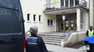 Polizei und Wachschutz stehen an dem Eingang zum Gebäude auf dem Gelände der Heidelberger Universität in dem sich Tatort eines Amoklaufes befindet. Foto: dpa/R.Priebe