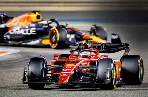 Mal ist Charles Leclerc im Ferrari vorn (wie im Foto), mal hat der Red Bull von Max Verstappen im Rennen die Nase vorn. Foto: IMAGO/ANP