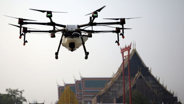 800 Drohnen formen synchron gigantische Flugzeuge