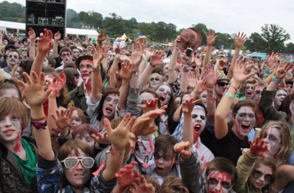 Am 6. August 2009 wurde das Big-Chill-Musikfestival in Ledbury (Großbritannien) von 4.026 Zombies überschwemmt, als Warp Films dort den Film I Spit on Your Rave drehte. Der Film mit Komiker Noel Fielding als Zombie-König in einem durch einen Virus ausgestorbenen Großbritannien spielt im Jahr 2018.