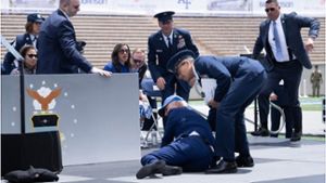 Schockmoment: Joe Biden stürzt auf offener Bühne bei Air-Force-Absolventenfeier