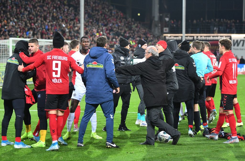 Nach der Attacke von David Abraham gegen Christian Streich kommt es im Freiburger Stadion zur Rudelbildung.
