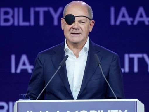 Olaf Scholz trat auch bei der IAA Mobility 2023 mit schützender Augenklappe auf. Foto: imago images/Political-Moments