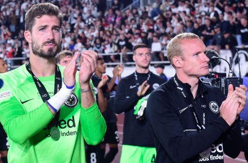 Die Eintracht-Profis Kevin Trapp (li.) und Sebastian Rode applaudieren artig bei der Siegerehrung im Supercup für Real Madrid. Foto: AFP/OLGA MALTSEVA
