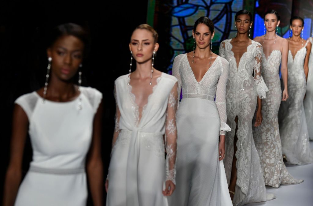 Die Designerin Rosa Clará präsentiert auf ihrer Fashion Show den Traum in Weiß. Foto: AFP