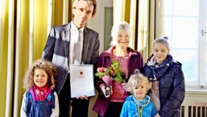 Bezirksvorsteher Wolfgang Meinhardt verlieh die Ehrenmünze an Elisabeth Marquart. Ihre Enkel haben sie begleitet. Foto: Sandra Hintermayr