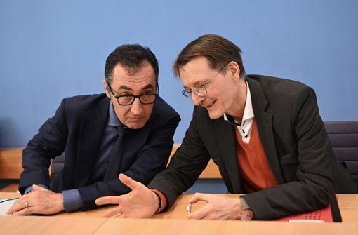 Können sich im Prinzip in ihrer Drogenpolitik bestätigt sehen: Bundesminister Cem Özdemir (li., Grüne) und Karl Lauterbach (SPD). Foto: dpa/Britta Pedersen
