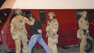 Polizisten führen in Luzk einen Mann ab. Foto: dpa/Uncredited