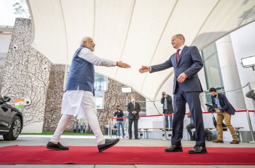 Indiens Premierminister Narendra Modi ist in der EU ein gern gesehener Gast. Hier begrüßt ihn Bundeskanzler Olaf Scholz. Zentrales Thema der Gespräche sind die Sanktionen gegen die Ukraine. Indien ist einer der großen Abnehmer für russisches Öl. Foto: dpa/Michael Kappeler
