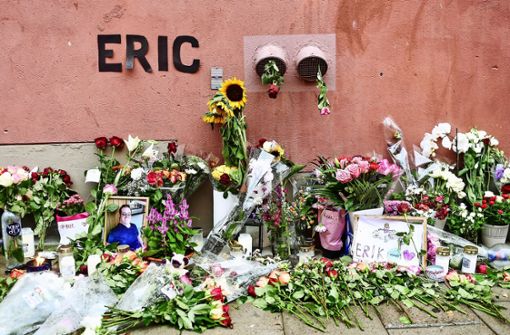 Blumen erinnern an den 20-jährigen Eric Torell, der von der schwedischen Polizei erschossen wurde, weil er eine Spielzeugpistole in der Hand hatte. Foto: AFP/Stina Stiernkvist