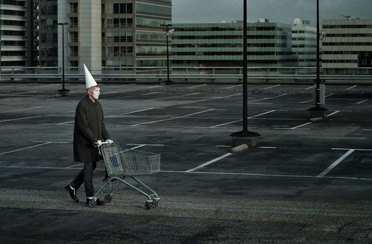 Der Künstler Erwin Olaf, hier im Selbstbildnis als Weißclown, inszeniert in der Serie „April Fool 2020“ einen Tagesablauf während der Coronapandemie. Dieses Bild heißt „9.45 am“.
