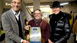 Die Bezirksvorsteherin Ulrike Zich (r.) und Brigitte Häcker vom Weltladen haben das Fairtrade-Siegel von Bürgermeister Werner Wölfle  in Empfang genommen. Foto: Leonie Hemminger