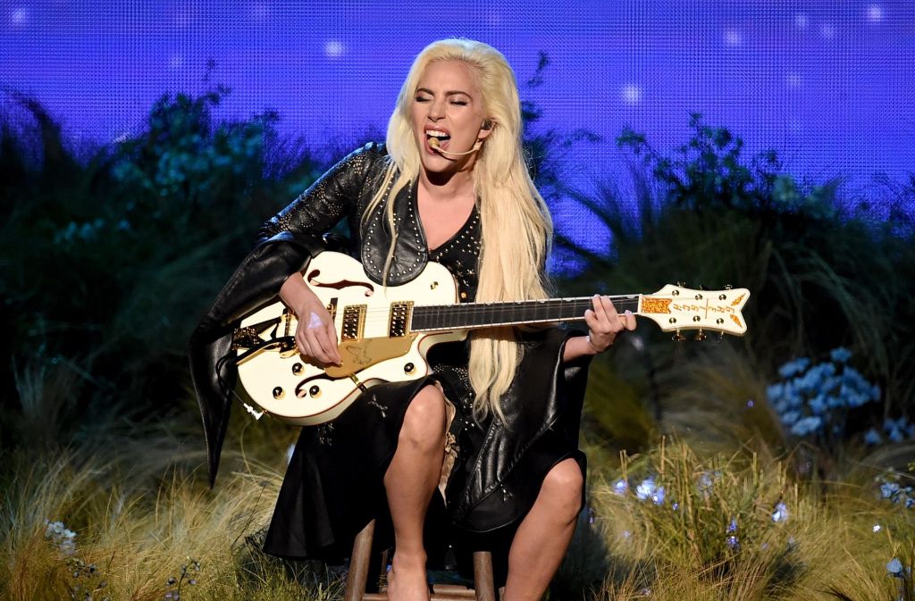 Ein Anblick, an den man sich noch gewöhnen muss: Lady Gaga in Songwriter-Pose.