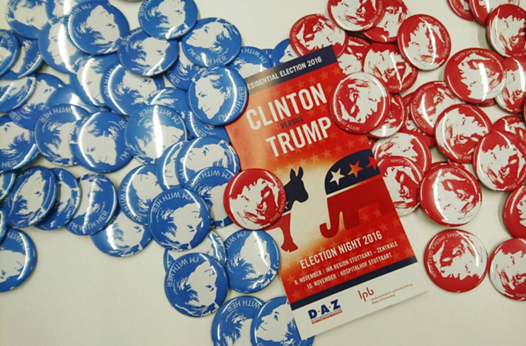 Souvenirs wie Anstecker gab es bei der US-Wahlparty IHK in Stuttgart.