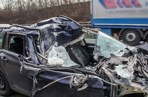 Der VW der 27 Jahre alten Fahrerin nach dem Unfall. Foto: SDMG