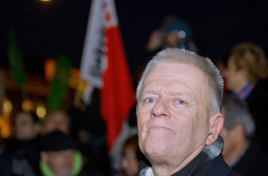 OB Fritz Kuhn will auch im diesen Jahr bei einer Demo gegen Rechts sprechen. Bereits auf einer Gegendemo zu Pegida auf dem Schlossplatz in Stuttgart hielt er im Jahr 2015 eine Rede. Damals waren 8000 Menschen zu der Kundgebung gekommen. Foto: dpa