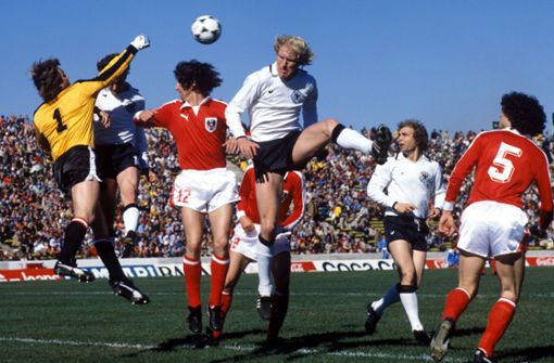 An das Spiel bei der WM 1978 erinnern sich die deutschen Fußball-Fans nicht mehr so gerne – es gab für den Titelverteidiger eine peinliche 2:3-Niederlage gegen die Österreicher. Rolf Rüssmann (Mi.) kommt nicht an den Ball. Foto: Baumann