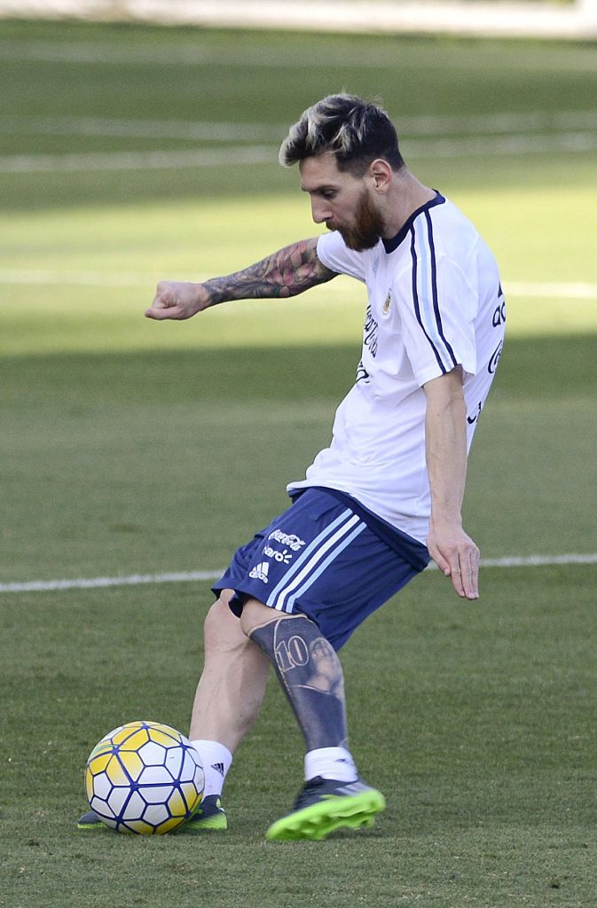 Einige seiner bisherigen Tattoos auf dem Unterschenkel, darunter ein großes Schwert und Blumen, hat sich Messi für das neue Kunstwerk offenbar großflächig übermalen lassen.