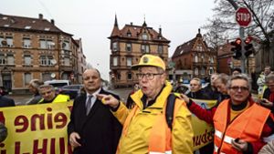 OB Werner Spec (links) spricht auf der Kundgebung gegen Fahrverbote, die Dieter Seipler (Mitte) organisiert hat. Foto: factum/Weise