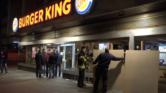 Jugendliche treten erneut Scheibe von Burger King ein