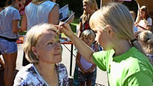 Elterntag an der Waldburgstraße: Kinder schminken ihre Eltern. Foto:  