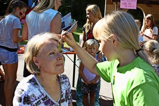 Elterntag an der Waldburgstraße: Kinder schminken ihre Eltern. Foto:  