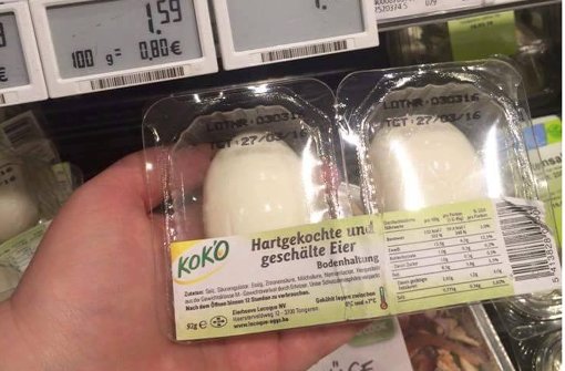 Unser Leser wundert sich im Supermarkt über bereits geschälte Eier, die zum Schutz statt ihrer biologischen Schale eine aus Plastik erhalten haben. Foto: Facebook/ Marc Eggert