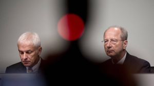 Die Porsche-Vorstände Matthias Müller (links) und Hans Dieter Pötsch (rechts) sind ins Visier der Justiz geraten. Was wussten sie wann über den Abgasskandal? Foto: imago stock&people