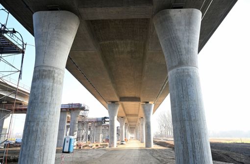 Die mächtige Brücke – der Verschub ist laut der Autobahnbetreibergesellschaft einer der größten weltweit. Foto: dpa/Bernd Weißbrod