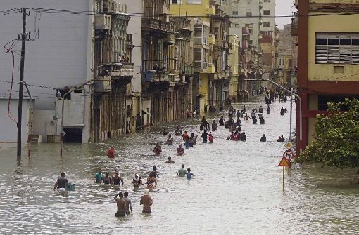 In Kubas Hauptstadt Havanna waten die Menschen durch überflutete Straßen. Foto: AP