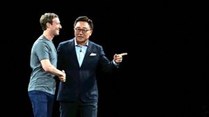 Gemeinsam auf der Bühne: Samsung-Mobil-Chef  Dongjin Koh und   Mark Zuckerberg (links) Foto:  