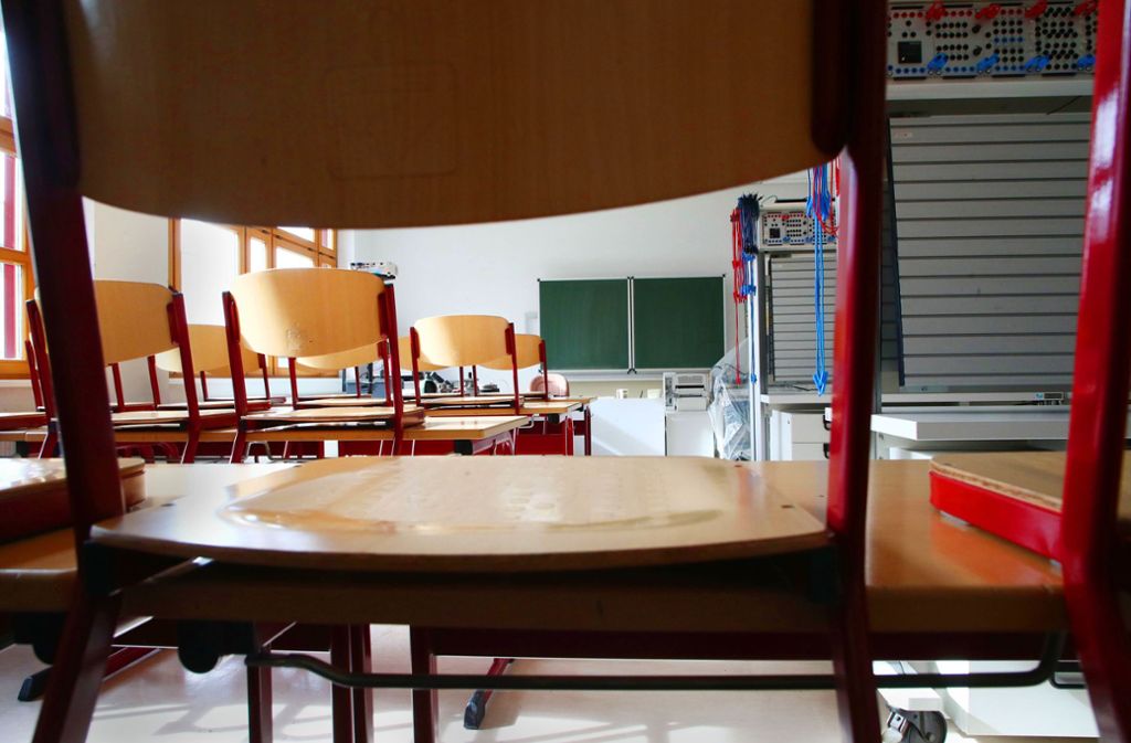 Kultusministerin Eisenmann will vermeiden, dass in kleinen Hauptschulen endgültig aufgestuhlt wird. Foto: dpa